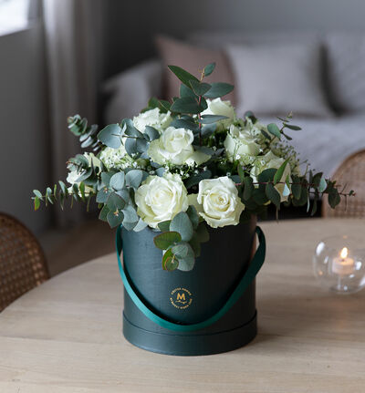 Hvit rosebukett med slør i gaveeske Hvit rosebukett med slør i gaveeske